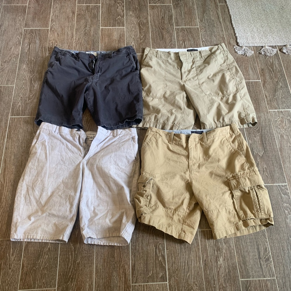 4 pairs of men shortsTommy Hilfiger, banana Republic, Lucky, and Calvin Klein